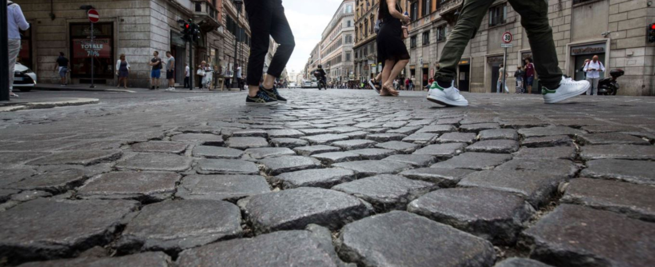 Roma, Raggi: “Via i sanpietrini da strade ad alta percorrenza. Danni frequenti e costi di manutenzione elevati”
